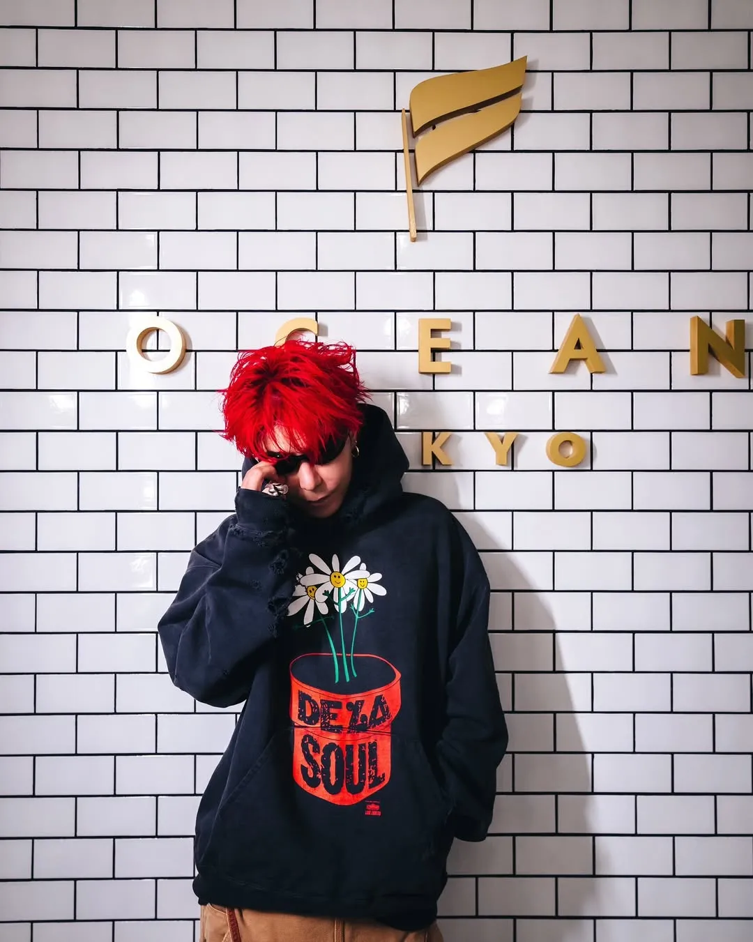 SAINT Mxxxxxx × DE LA SOUL DLS_HOODIE/DE LA SOUL/BLK DE LA SOUL co-branded potted plant destruction hoodie, washed black S-XL, a very important hoodie this season. It embodies the brand philosophy through the humorous potted plant and slogan design. In addition, through a large number of hand-made fraying, cutting and other damage processing, as well as heavy washing and oxidative fading treatment, a perfect Vintage effect is created. Original mold opening Customized co-branded main mark and wash water mark, correct version